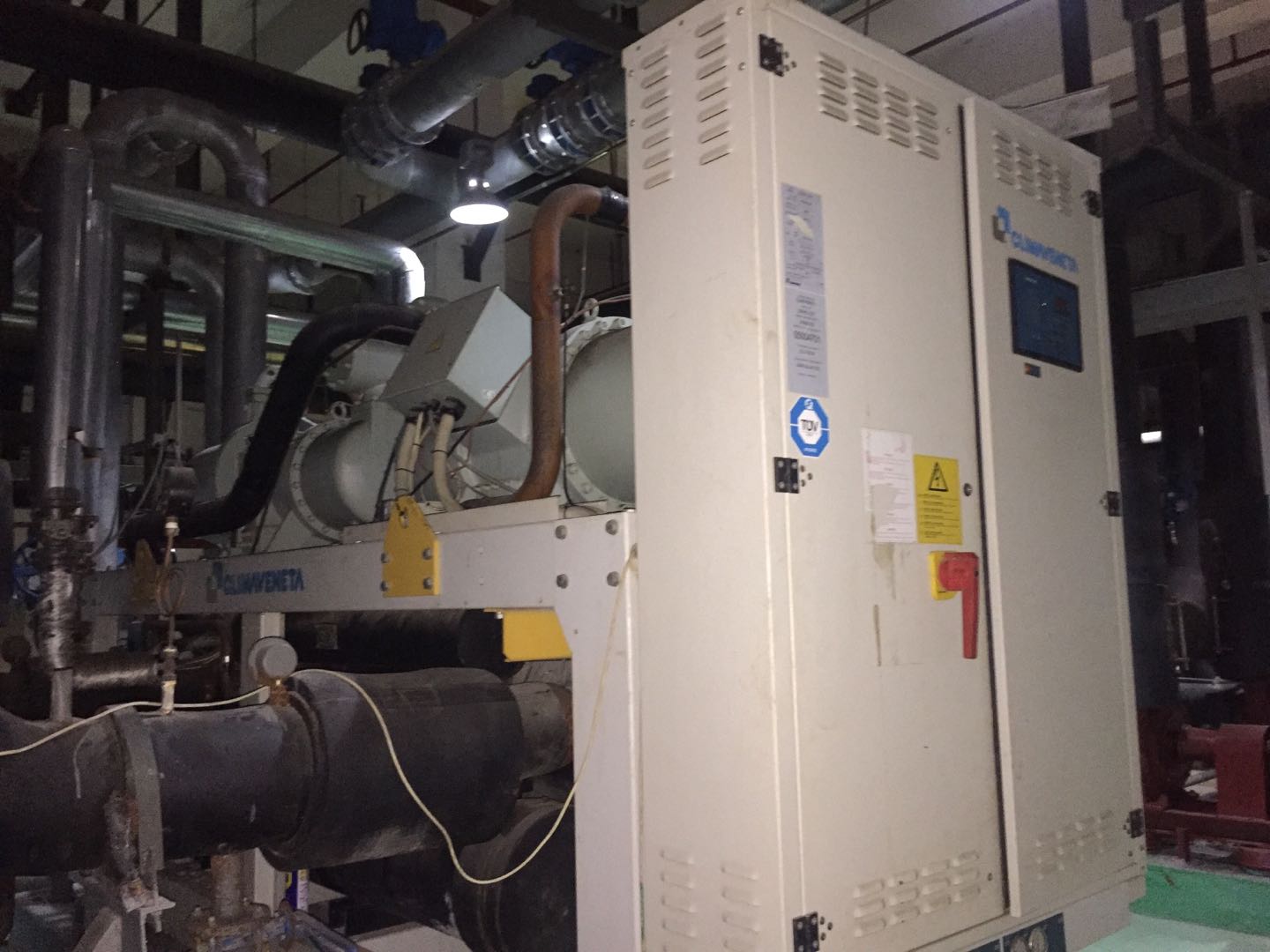 水冷螺杆冷水机组维修保养