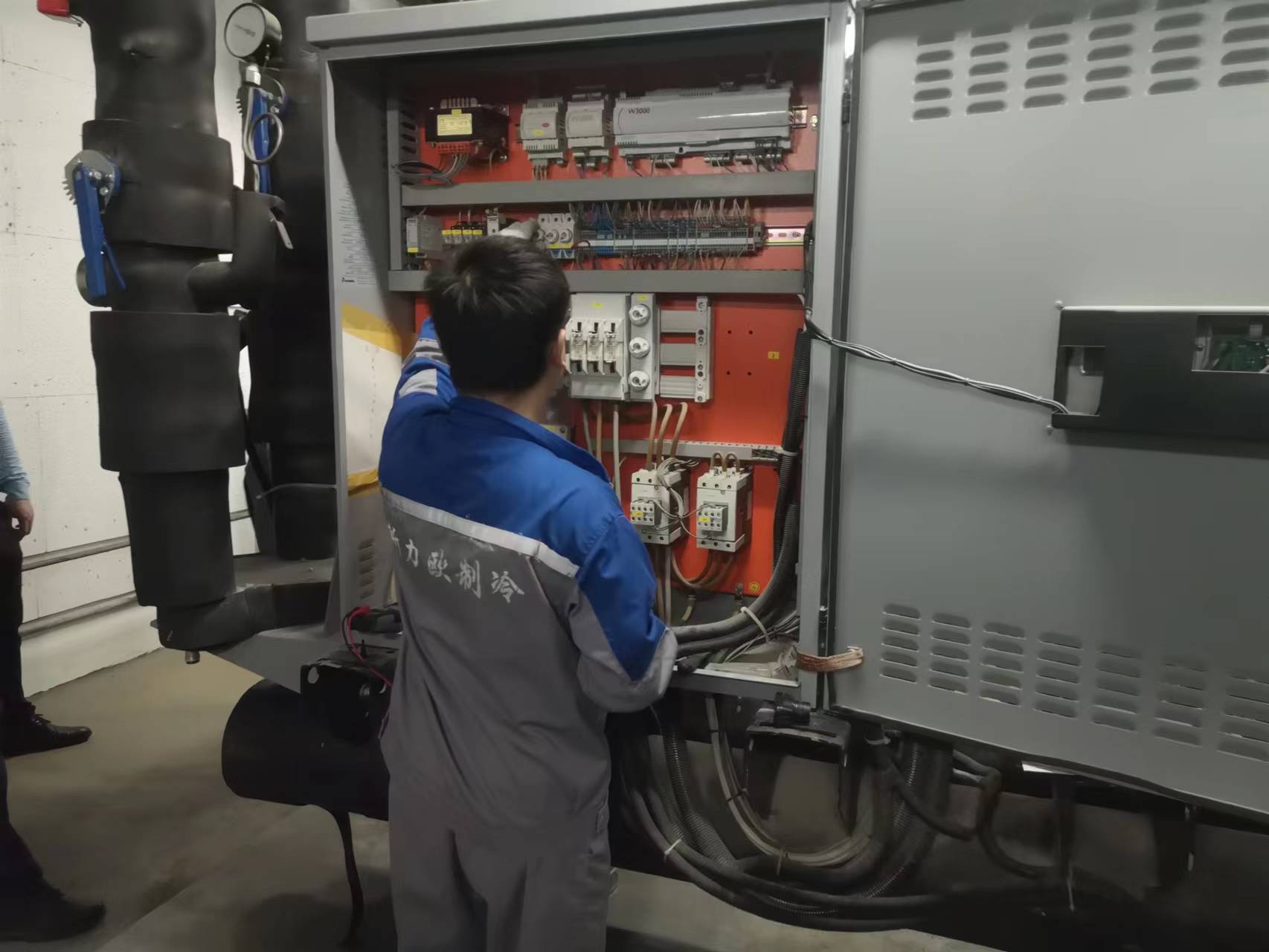 上海克莱门特螺杆式地源热泵机组PSRHH检查调试